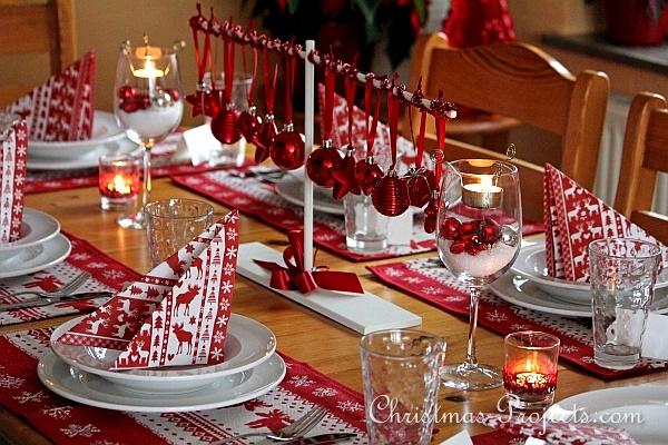 Christmas Table Decoration in Red and White 1